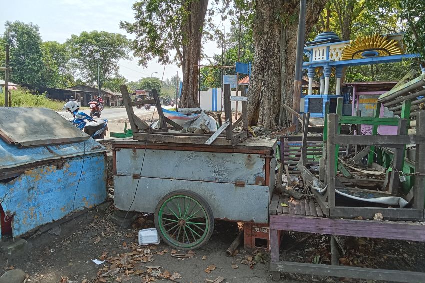 Pintu Masuk Obyek Wisata Pantai Widuri Terlihat Kumuh, Banyak Berserakan Material Para Pedagang