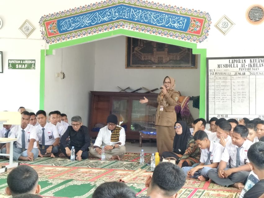 SMAN 3 Panyabungan Hadirkan El Ritonga Beri Motivasi Kepada Murid Baru dan Guru