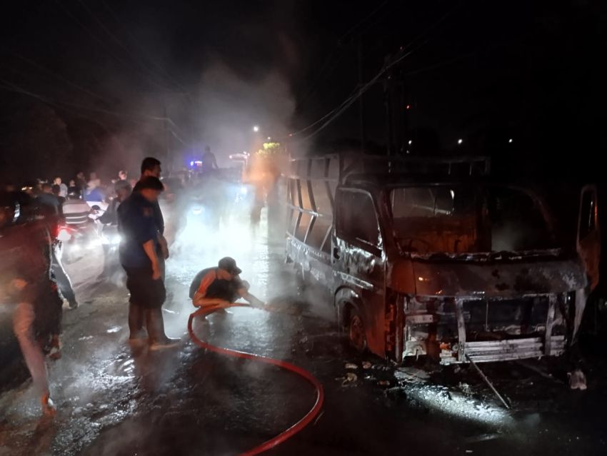 Mobil Pick Up Angkut BBM Terbakar, Kernet Dilarikan Kerumah Sakit 
