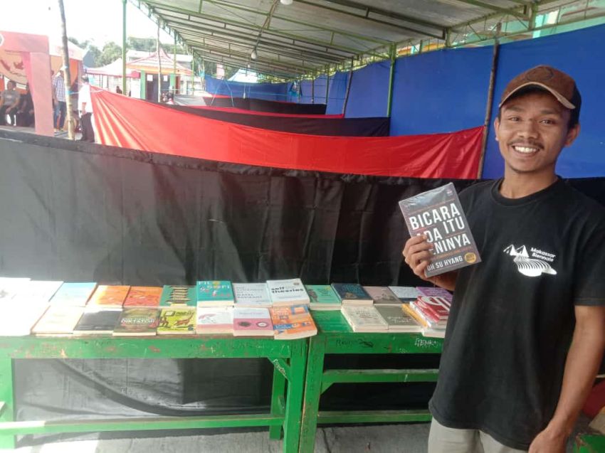 Kedai Buku Petra Hadir Tingkatkan Literasi di Festival Bisnis Kewirausahaan STIE Karya Ruteng