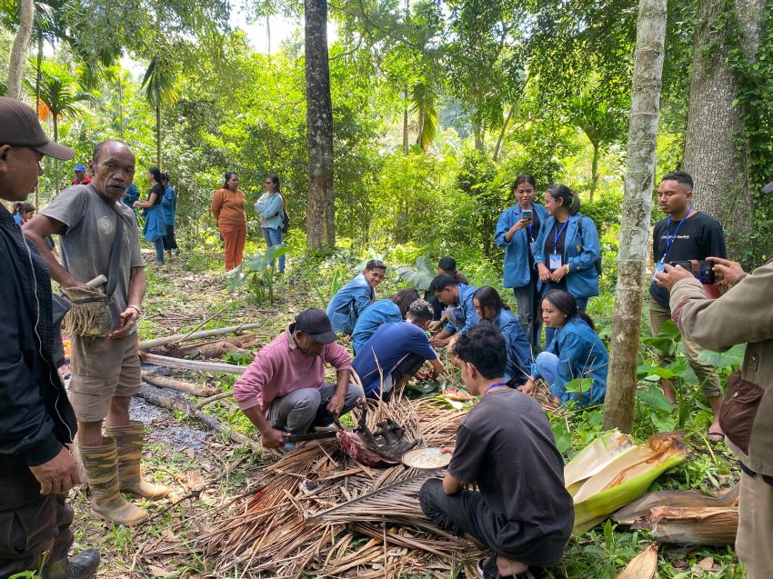 Kesulitan Air, Bersama Masyarakat Mahasiswa KKN Unwira Gotong Royong Membuat Bak Air