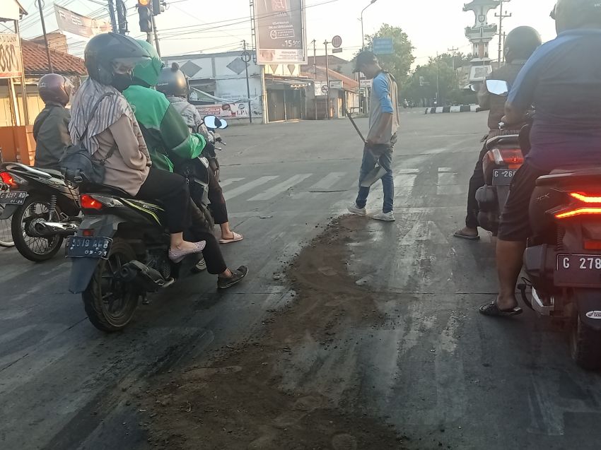 Oli Berceceran Di Lampu Merah Beberapa  Pengendara Sepeda Motor Jatuh Tergelincir 