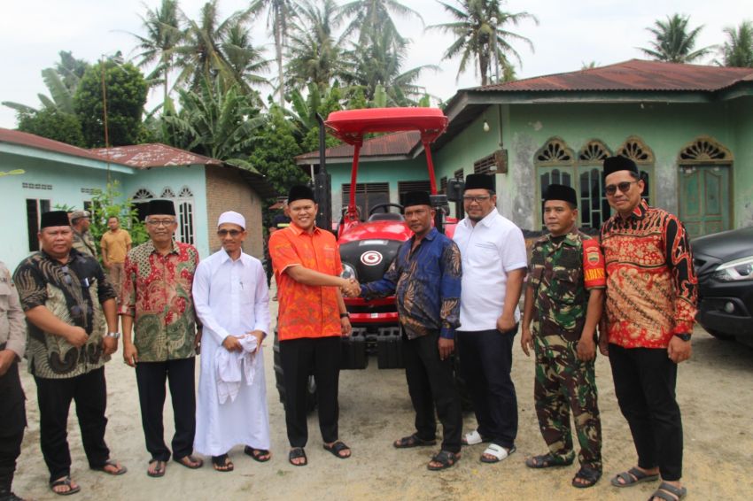 Wabup Adlin Tambunan Mendistribusikan Traktor untuk Meningkatkan Produktivitas Pertanian di Desa Sei Buluh