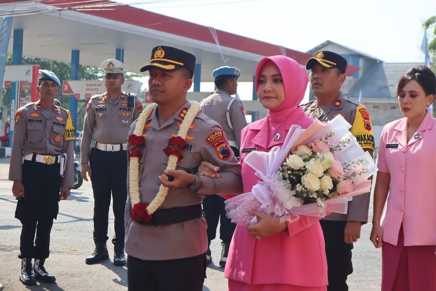 Kedatangan Pejabat baru, Kapolres Pemalang AKBP Eko Sunaryo Disambut Dengan Tradisi Pedang Pora