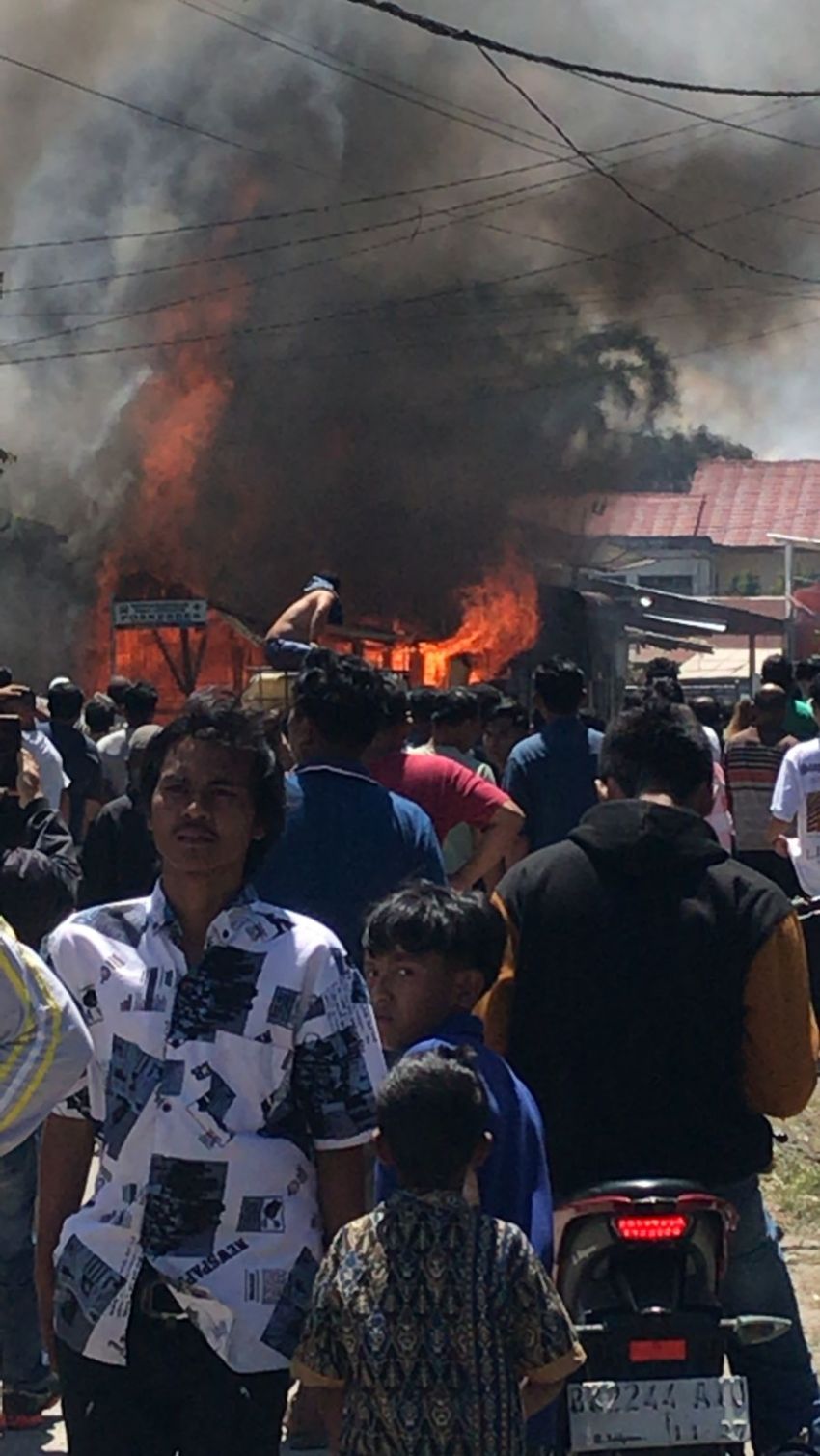 Satu Rumah Sekaligus Warung Kelontong di Desa Suka Terbakar