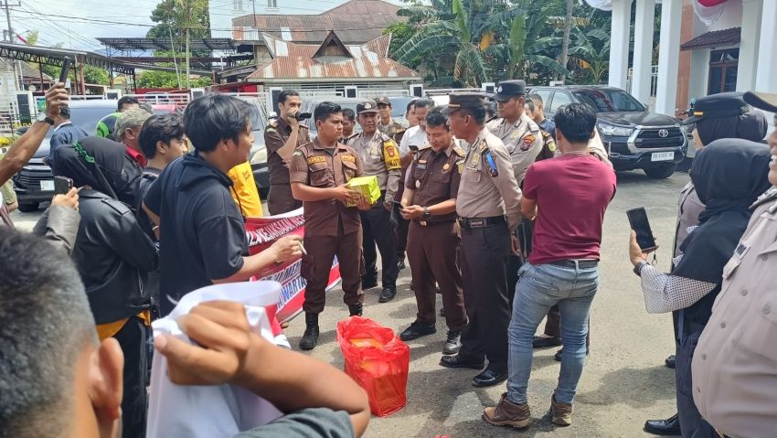 Demo ke Empat kalinya Awak Media di Kantor Kejari Padangsidimpuan Nyaris Bentrok