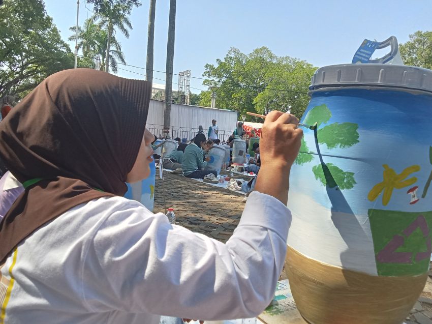 Melukis Tong Sampah, Mengubah Jorok Menjadi Artistik dan Menebar Pesan Penting