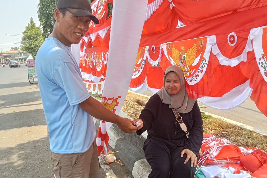 Pedagang Bendera Di Pemalang Mulai Banyak Didatangi Pembeli 