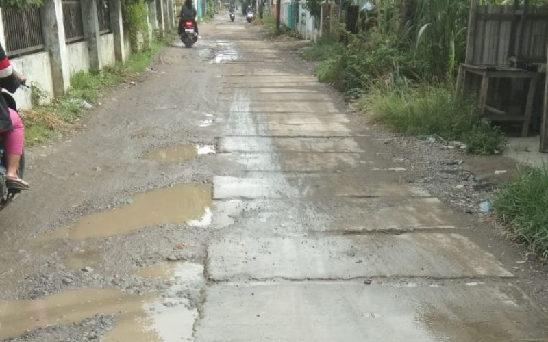 Jalan Jermal 17 : Satu Tahun Terbengkalai, Penuh Lubang dan Rusak Parah