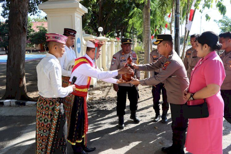 Kapolres Baru Mabar Disambut dengan Ritual Adat Manggarai