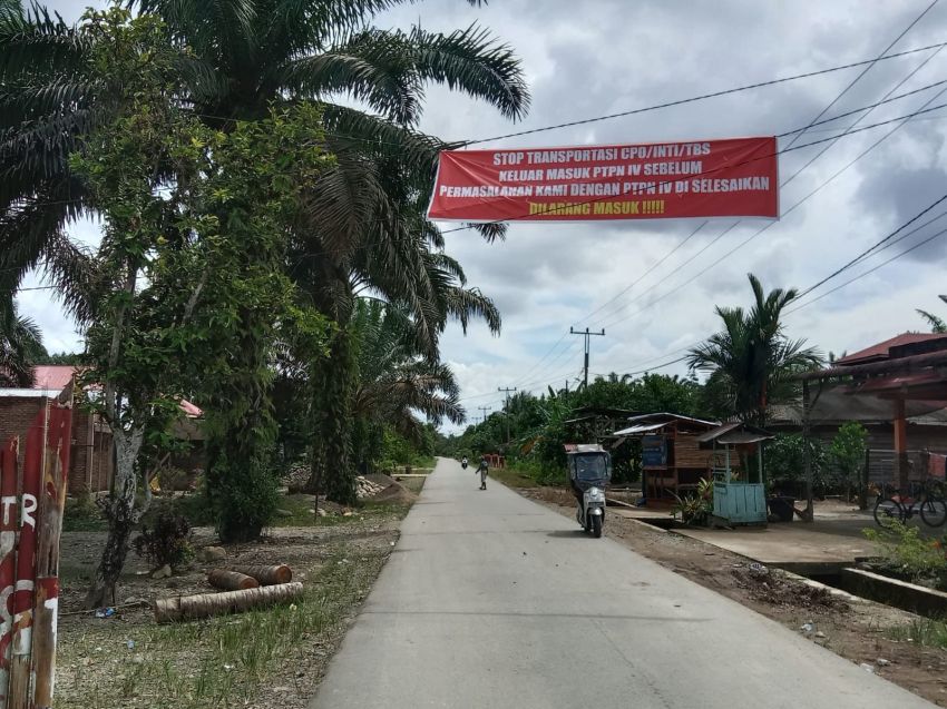 Warga Desa Batu Sondat Belum Bolehkan Truk CPO PTPN 4 Lewat, Hingga Ada Solusi