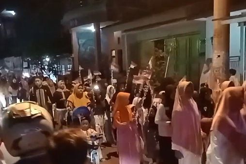 Malam Hari Ratusan Warga Jatimulya Turun ke Jalan, Ada Apa?