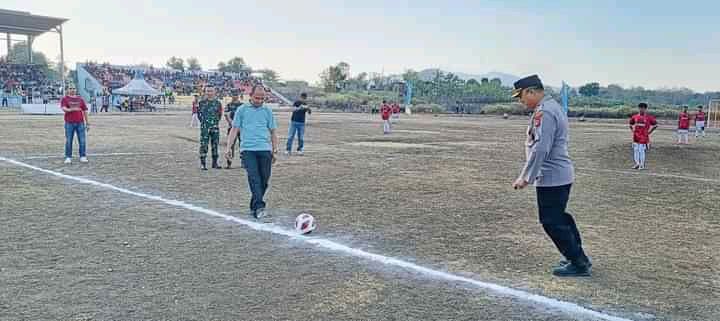 Tendangan Perdana Wabup Belu Resmi Buka Turnamen Sepak Bola Liga Pelajar Indonesia