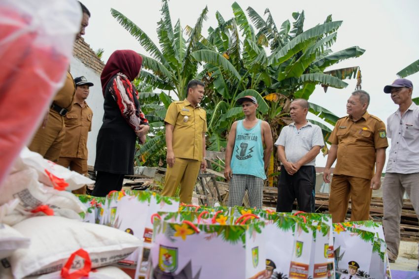 Wabup Sergai Tinjau Warga Korban Bencana Puting Beliung, Masyarakat Diminta Waspada