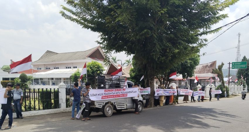 Massa LIRA dan Gempur Tabagsel Lakukan Demo Soroti Rumah Dinas Bupati Tapsel Lama, Ini Tuntutannya