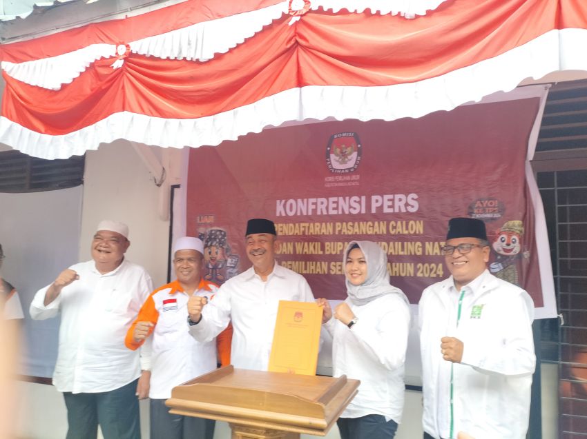 Pasangan Saifullah - Atika Mendaftar ke KPU Madina