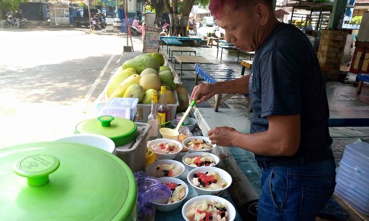 Panas Menyengat di Pemalang Jadi Berkah Tersendiri Bagi Pedagang Es Sop Buah 