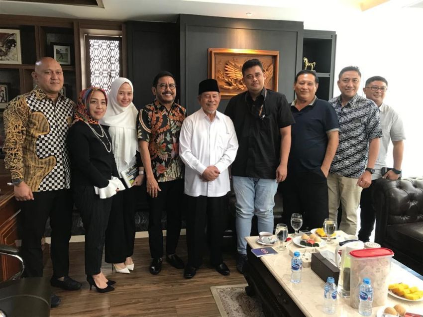 Foto Rombongan Abdul Ghani Kasuba dengan Bobby Nasution di Rumah Pribadi Bobby Beredar di Media Sosial