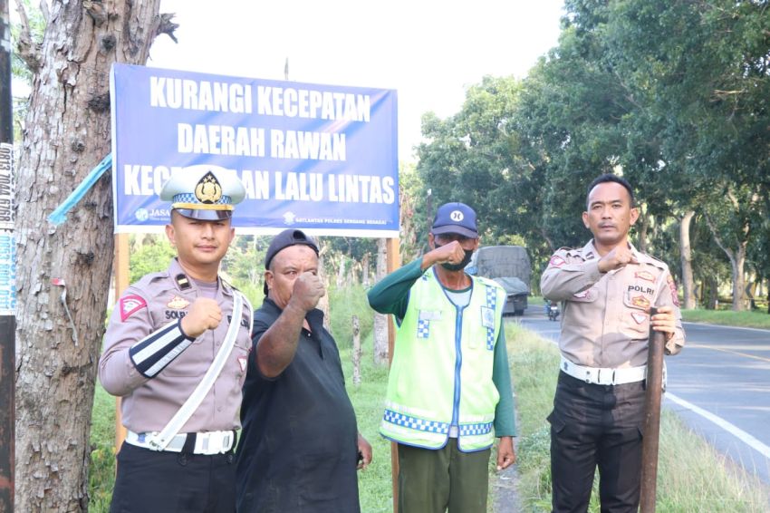 Sat Lantas Polres Sergai Pasang Spanduk Himbauan Tekan Angka Lakalantas 