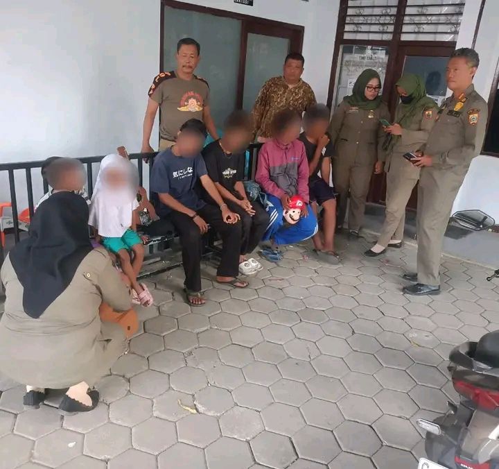 Diduga Kesulitan Ekonomi, Satu Keluarga di Pemalang Ngamen Bersama, Anak Bayinya Dibawa Juga