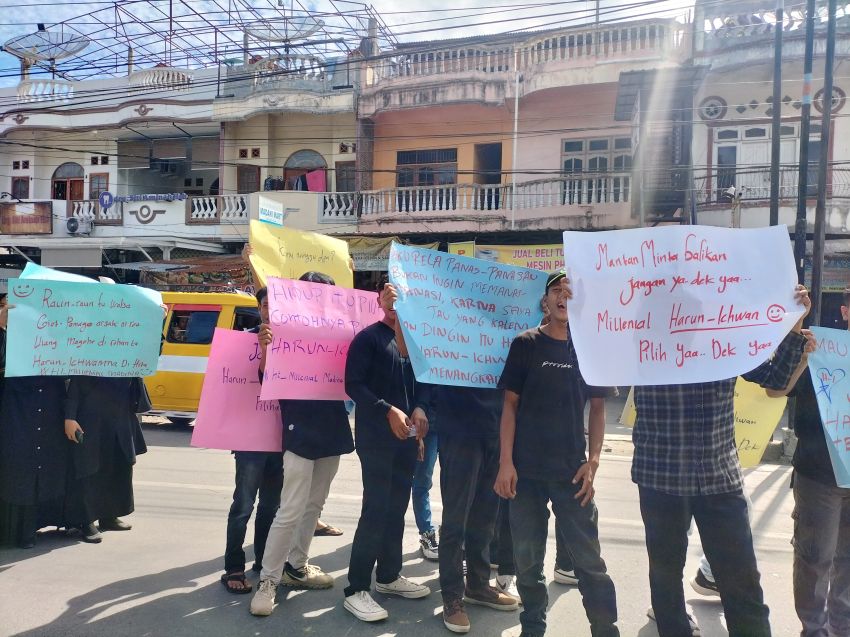 Ratusan Mahasiswa Orasi Dukung Harun Mustafa - Ichwan Husein di Depan Kantor KPU Madina