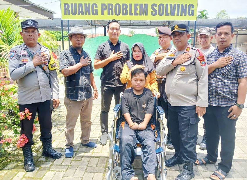 Kapolres AKBP Jhon Hery Rakutta Sitepu Peduli Disabilitas Serahkan Kursi Roda pada Jumat Barokah