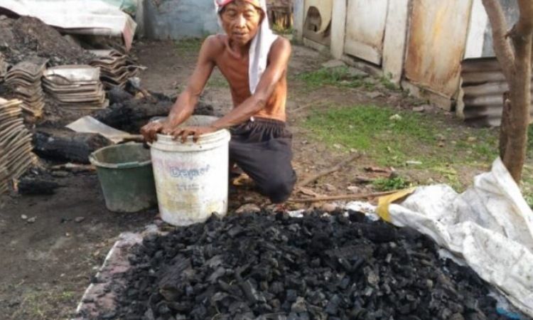 Ditengah Kesulitan Ekonomi, Seorang Warga Pemalang Bertahan Hidup Sebagai Pembuat Arang Kayu 