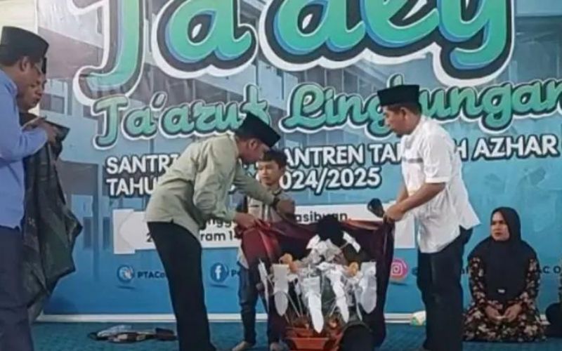 Pesantren Tahfiz Azhar Center Lepas Santrinya ke Kalimantan