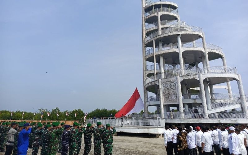 Bendera Merah Putih Raksasa Berkibar di Puncak Tower Manggrove Langsa