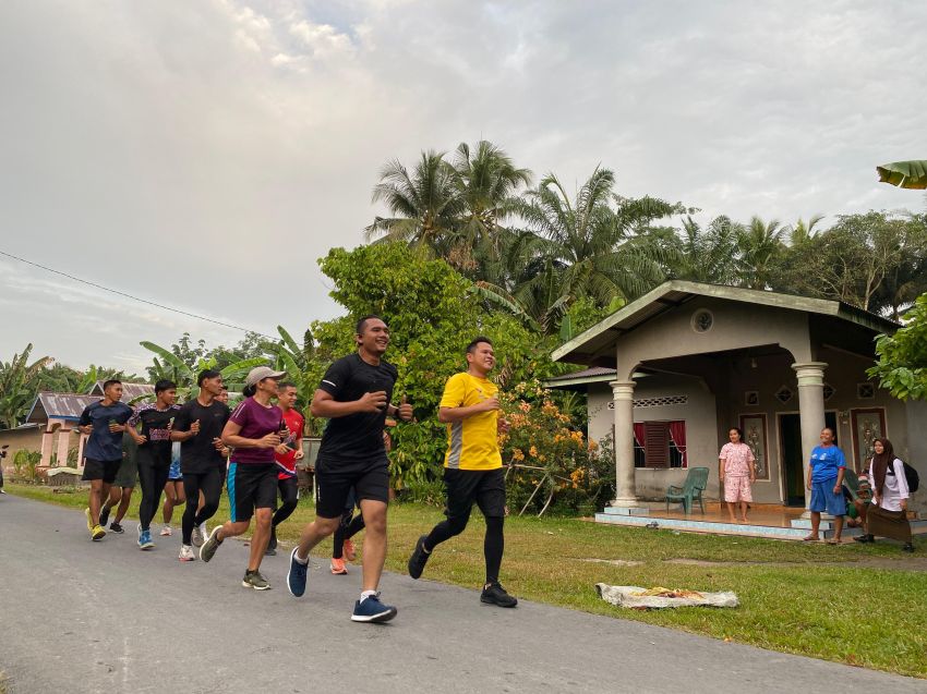 Jogging Melintasi Rumah dan Persawahan, Wabup Adlin Tambunan dan Warga Saling Sapa