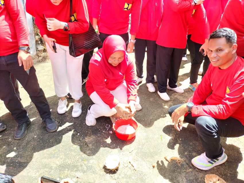 Selain Lihai Membuka Jalan Terisolir, Plt Kadis PUPR Semangat Mengukur Kelapa Gunakan Alat Tradisional