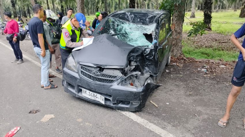 Mobil Xenia Hantam Nmax di Sergai, Pasutri dan Anaknya Tewas 