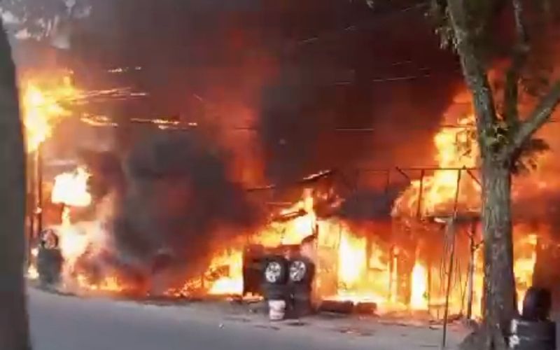 Sebuah Peristiwa Kebakaran Menghanguskan Empat Bangunan di Jalan Flamboyan Raya Medan Selayang