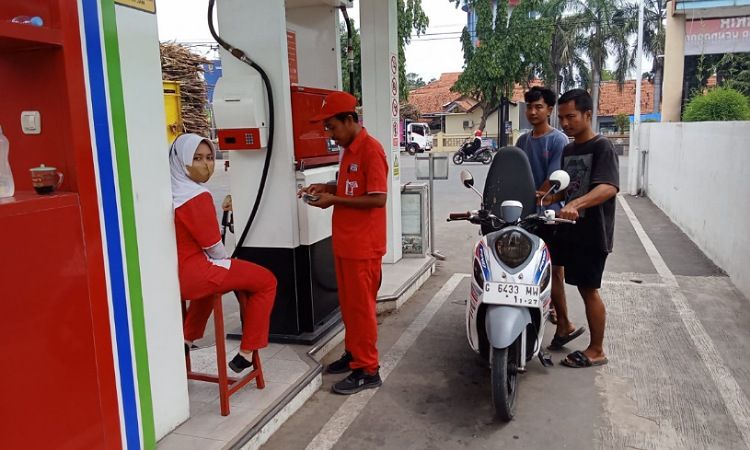 Keadaan Sepi di Pom Bensin Pemalang Setelah Harga BBM Pertamax Naik