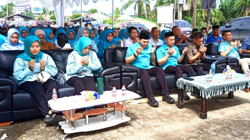 Diboyong Ribuan Masyarakat Paslon Bupati Labusel Ari-Azwar Mendaftar Ke KPU