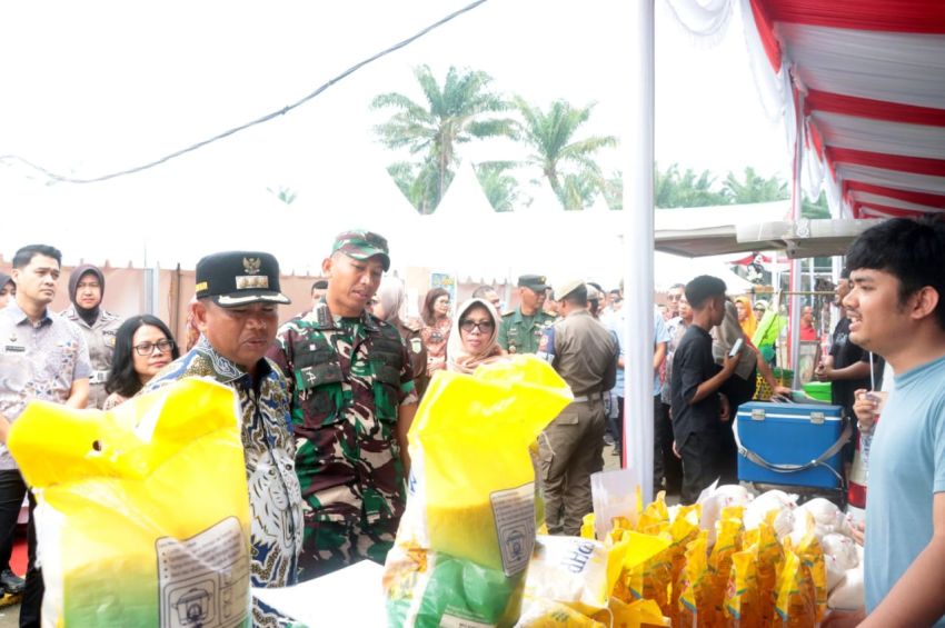 Bupati Darma Wijaya Buka Gelaran Bazar UMKM Semarak HUT RI ke-79 di Alun-alun Sergai 