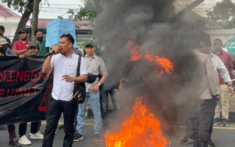 Bakar Ban dan Goyang Pagar Kejati Sumut, Aliansi Masyarakat Cerdas Tuntut Ini !