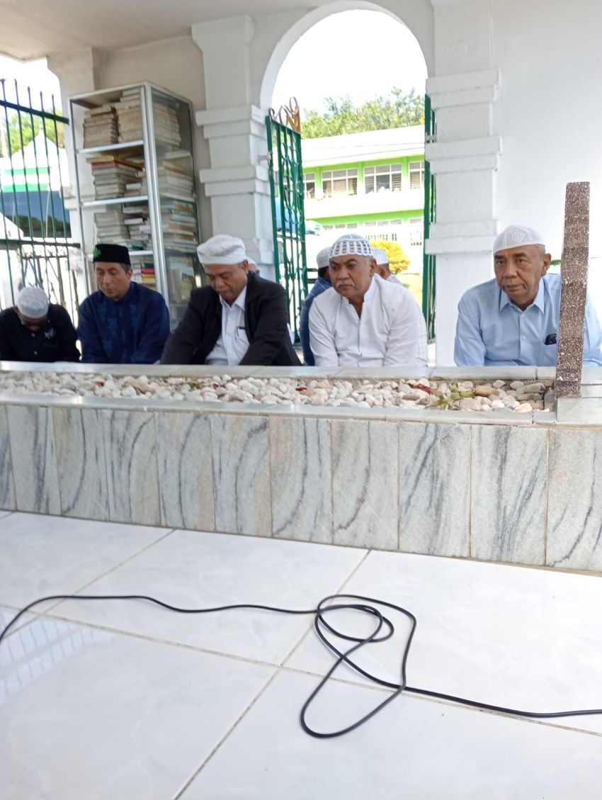 Pasangan Harun-Ichwan Ziarah ke Makam Para Ulama di Madina