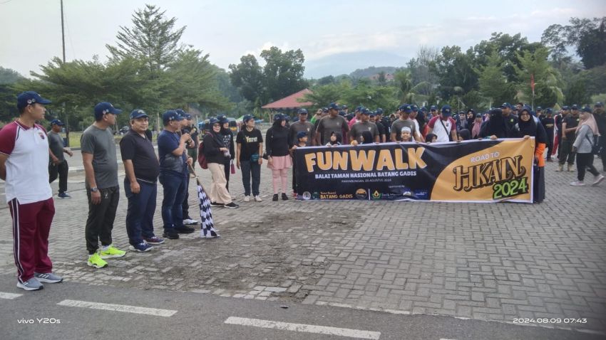 Start Dari Masjid Agung Nur Ala Nur dan Finish di Kantor Balai TNBG, Kegiatan Fun Walk Peringati HKAN 2024