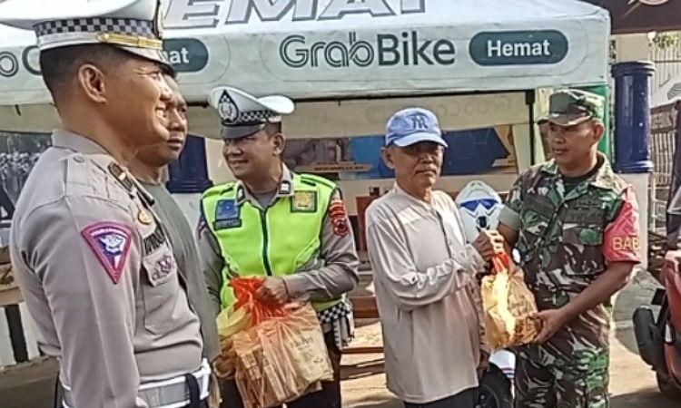 Puluhan Anggota TNI-POLRI Berdiri di Tengah Jalan Dikira Warga Ada Operasi Gabungan, Ternyata Bagikan Bingkisan