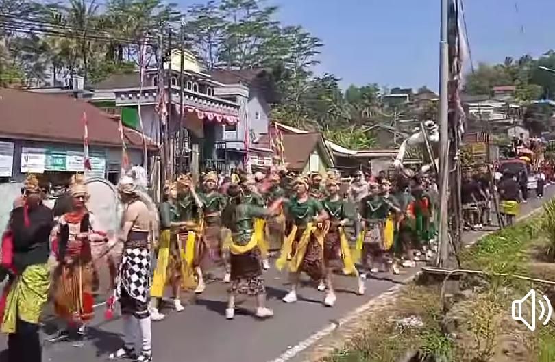 Karnaval HUT RI ke-79 di Desa Bulakan, Pemalang : Dominasi Joget joget Semarakkan Arak arakan