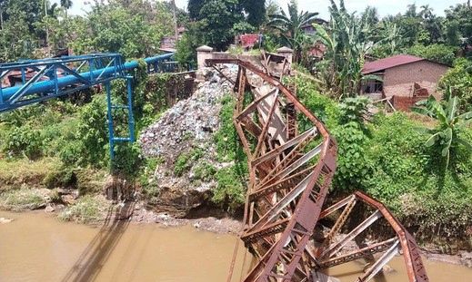 Jembatan Penyeberangan Anak Sekolah di Medan Ambruk