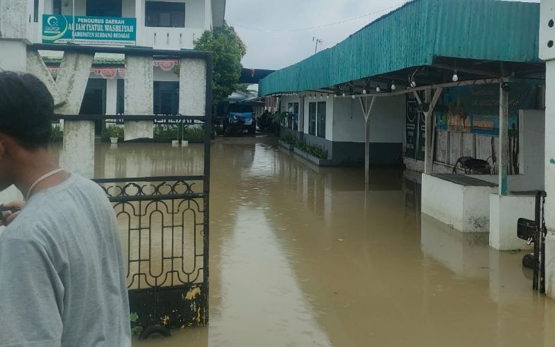 Drainase di Jalinsum Tersumbat, SMK Swasta Al-Washliyah Sei Rampah Terendam Banjir