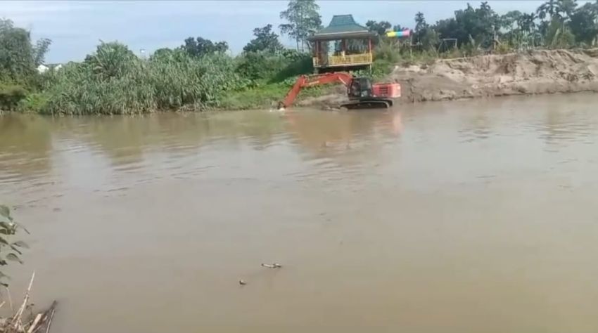 Diduga Ilegal, Pengusaha Barang Botot Tebingtinggi Keruk Dasar Sungai Padang Gunakan Excavator 