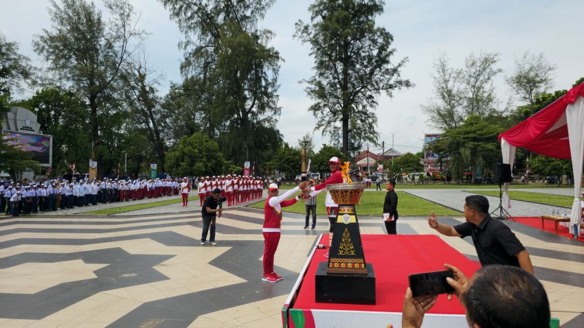 Masyarakat Kota Langsa Ramaikan Kirab obor Api Pekan Olahraga Nasional (PON) XXI Aceh - Sumut