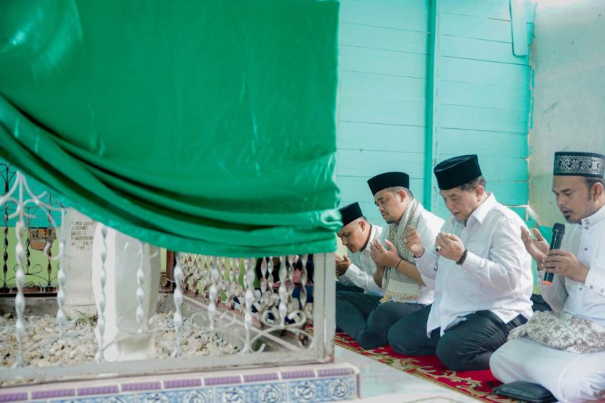 Bobby Nasution Kunjungi Pimpinan Pondok Pesantren se-Tabagsel dan Ziarah Makam Tuan Guru Nabundong