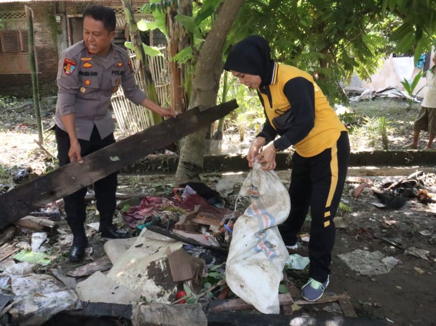 Personel Polres Binjai Gotong Royong Bersihkan Sampah Akibat Banjir