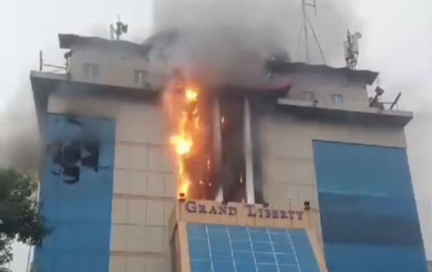 Gedung Grand Liberty Terbakar: Nasib Pria Terjebak dalam Api dan Penyelamatan oleh Petugas