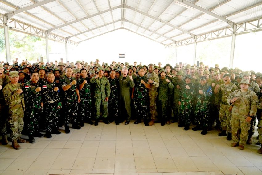 Momen Kedekatan Panglima TNI Bersama Pasukan Multi Nasional Pada Latihan Super Garuda Shield 2024