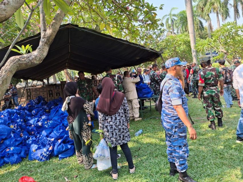 TNI Bagikan Ribuan Paket Sembako Dalam Bakti Sosial HUT Ke-79